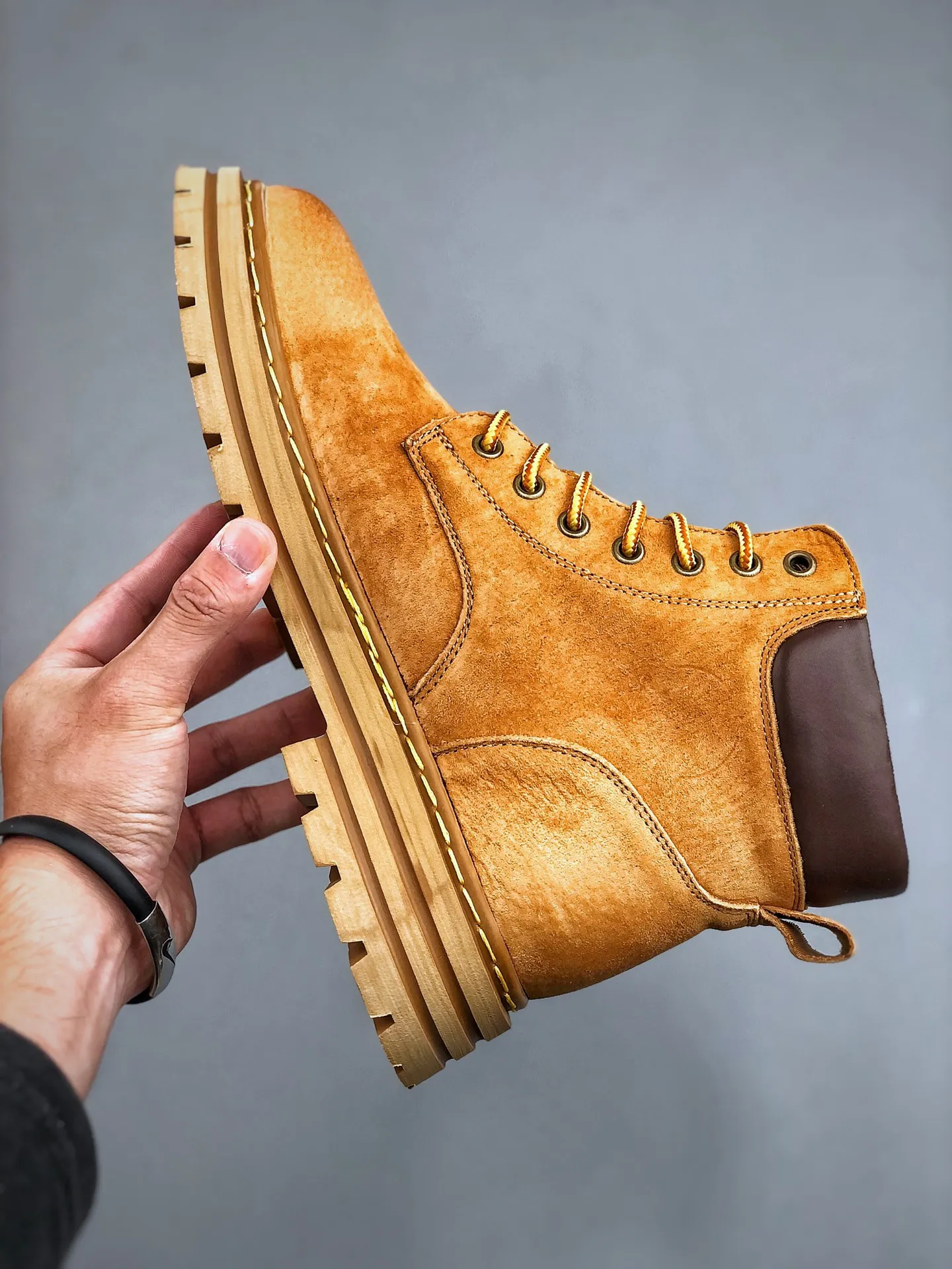 Local 💰560 core recommendation, good price, new goods 🚀Timberland Timberland/Timberland outdoor high-top casual rhubarb boots series #Guangdong Dachang quality original box original packaging #25ss new fashion trend matching The fabric is made of Italian 🇮🇹 top frosted fine-grained cowhide with anti-odor and anti-corrosion genuine leather latex insoles. The outsole and hardware are all made from OEM raw materials. The same process as the original Goodyear never-opening process Good products do not kill pigs. The quality of the first order is strictly controlled. Exclusively released on the entire network. The quality is beyond doubt. The whole set of official website unified packaging gives you a perfect wearing experience. The quality is exquisite and durable. A must-have for sportsmen. Specially designed to prevent handsomeness. High-quality and first-class foot feel. This winter, it is specially used for cold protection and outdoor use. Daily casual matching. Size: 39 40 41 42 43 44 (leather shoe size)